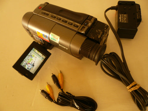 Sony CCD-TRV22 NTSC 8mm camcorder plays 8mm video8 analog tapes