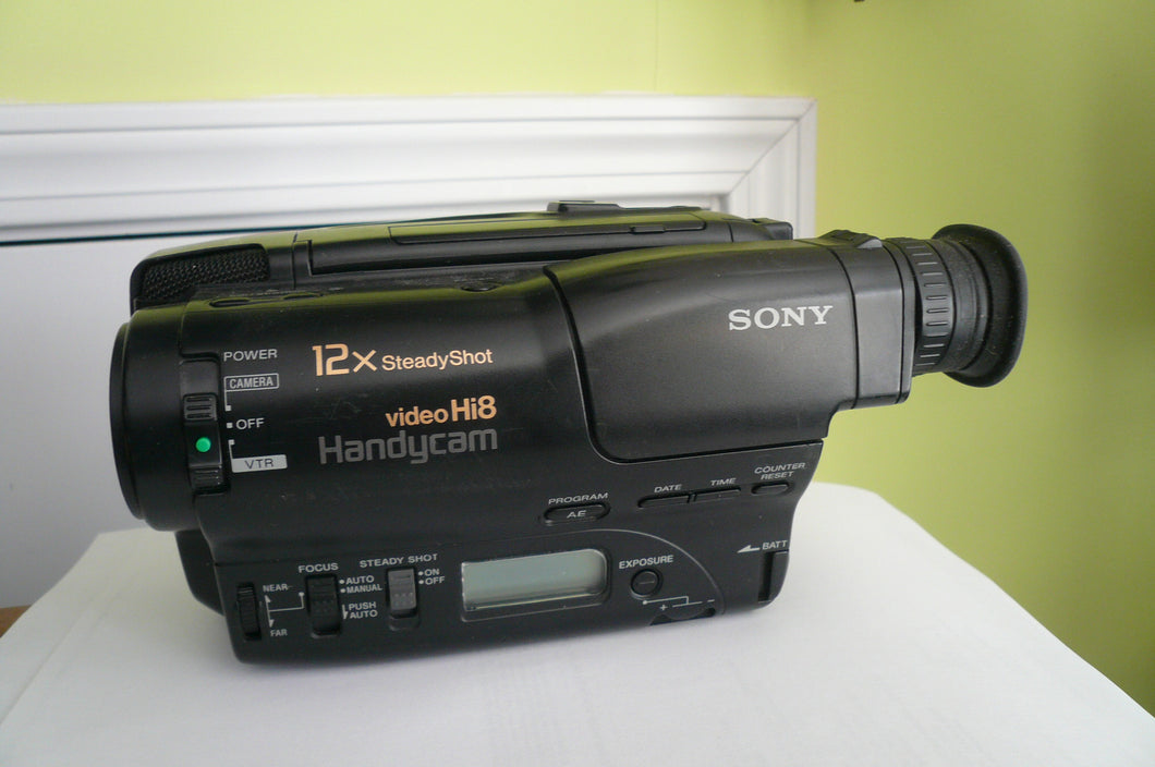 Sony CCD-TR400 Hi8 heavy duty NTSC camcorder plays 8mm Hi8 analog tapes
