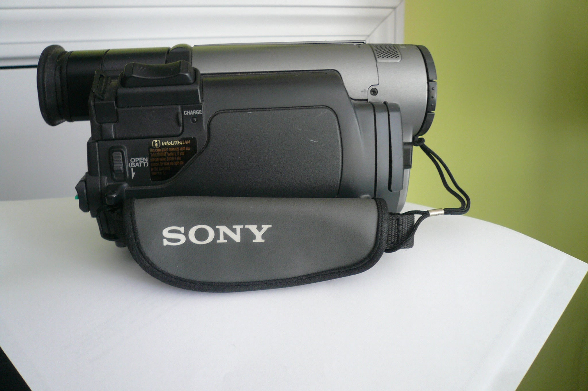 Sony CCD TRV Hi8 heavy duty NTSC camcorder plays 8mm Hi8 analog