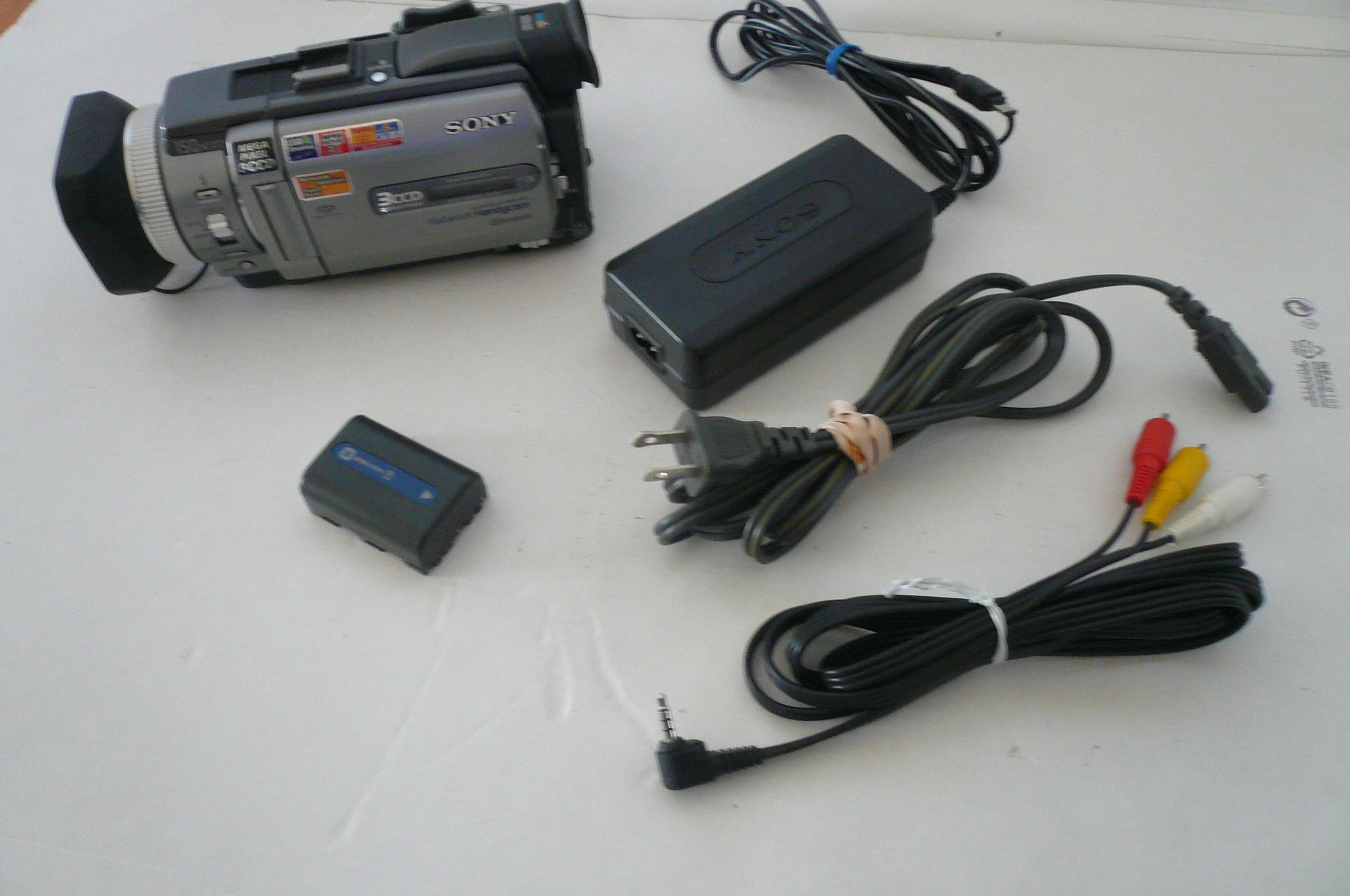 Sony DCR-TRV950 three CCD stereo miniDV NTSC camcorder – I & N 