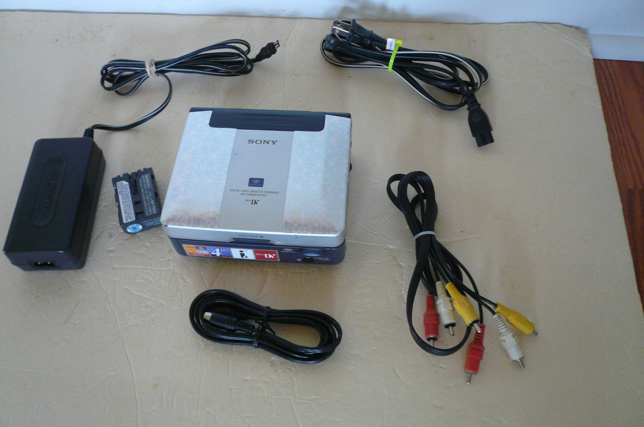 SONY GV-DV300E  Enregistreur cassette mini DV portable +